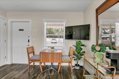 Dining. Cozy Queen Studio Stay: Heart of Safety Harbor