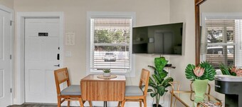 Cozy Queen Studio Stay: Heart of Safety Harbor