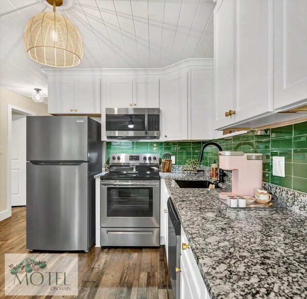 Réfrigérateur, micro-ondes, four, plaque de cuisson