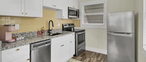 Kühlschrank, Mikrowelle, Ofen, Geschirrspüler