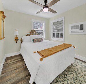 2 habitaciones, tabla de planchar con plancha y cuna de viaje 