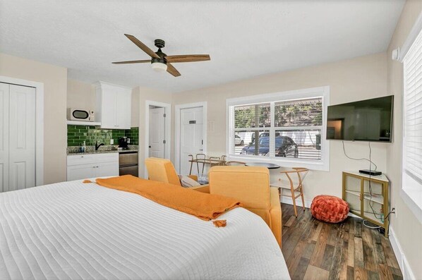 1 dormitori, planxa i posts de planxar i un bressol de viatge