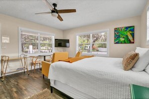 1 dormitori, planxa i posts de planxar i un bressol de viatge