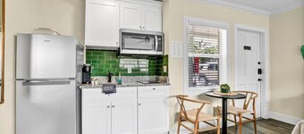 King Studio | Harbor Charm & Fast Wi-Fi