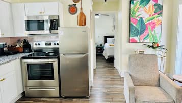 Geladeira, micro-ondas, fogão, lava-louças