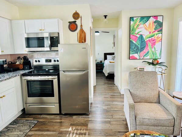 Geladeira, micro-ondas, fogão, lava-louças