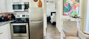 2 QBeds Dining & Live Music DT Safety Harbor