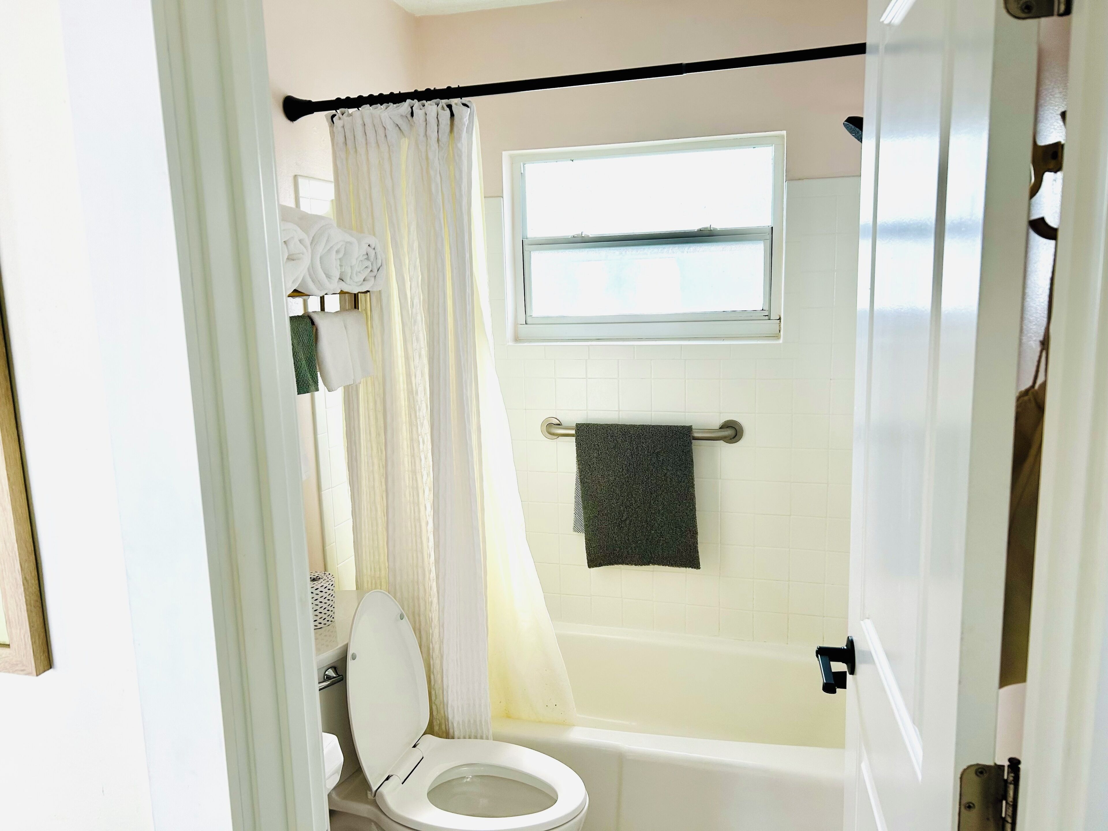 Combined shower/tub, hair dryer, towels