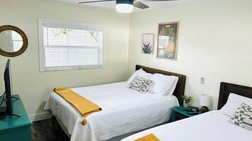 1 quarto, ferros/tábuas de passar roupa, berço de viagem