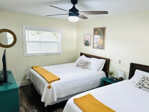 1 quarto, ferros/tábuas de passar roupa, berço de viagem