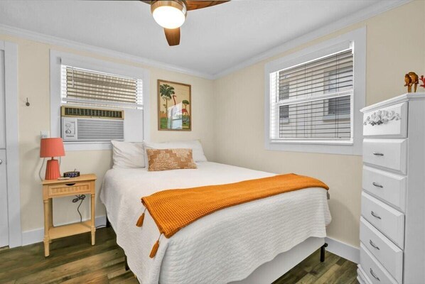 1 habitación, tabla de planchar con plancha y cuna de viaje 