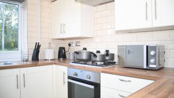 Ferienhaus | Eigene Küche | Kühlschrank, Mikrowelle, Ofen, Herdplatte