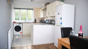 Ferienhaus | Eigene Küche | Kühlschrank, Mikrowelle, Ofen, Herdplatte