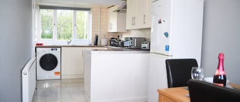Maison | Cuisine privée | Réfrigérateur, micro-ondes, four, plaque de cuisson