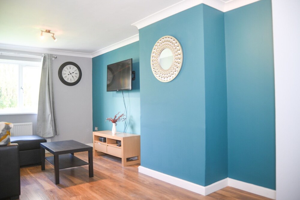 Charming 3-bedroom Home in West Midlands, J10 M6
