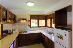 Villa, 2 habitaciones, para fumadores, balcón | Cocina privada