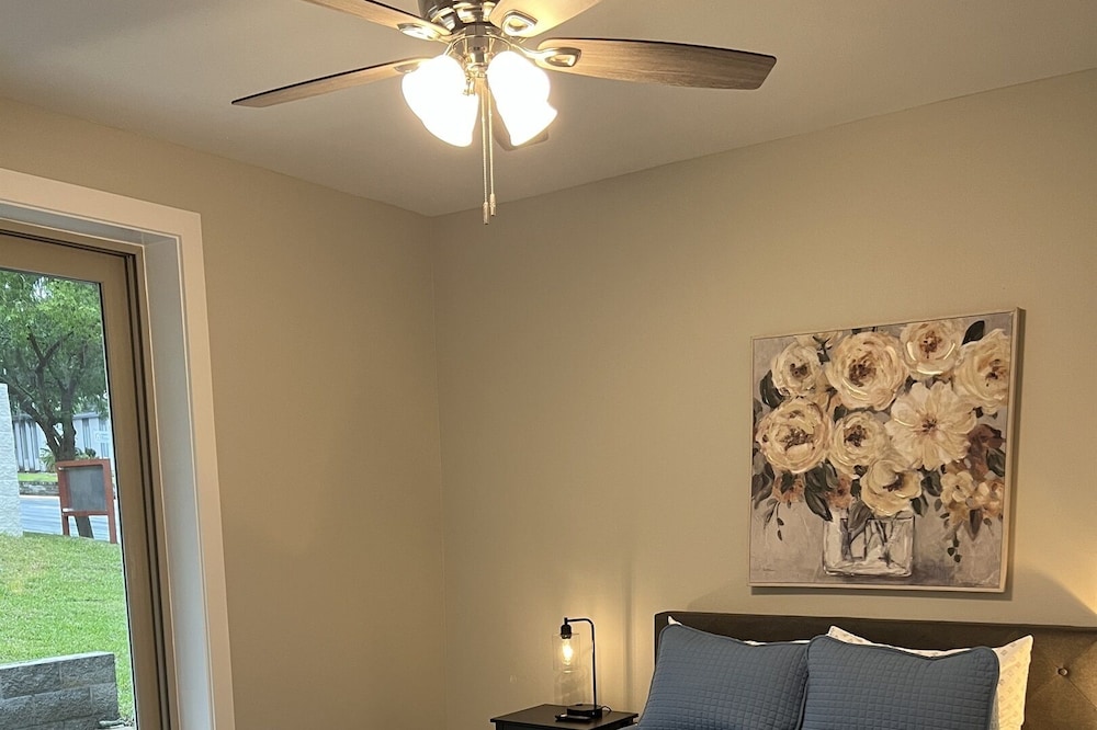 Luxury unit near hospitals