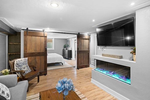 Smart TV, caminetto, videogiochi, libri