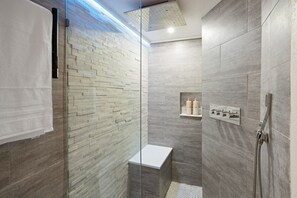Dusche, Haartrockner, Handtücher, Seife