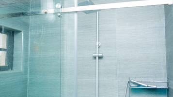 Luxury Duplex | Bathroom | Rainfall showerhead, towels