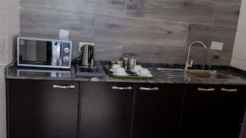 Chambre Exécutive | Coin cuisine privé | Réfrigérateur, micro-ondes, batterie de cuisine, vaisselle et ustensiles