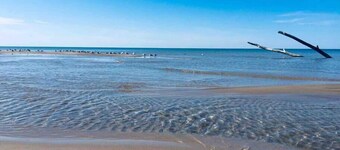 Romantic Couples Getaway Sauna Hot Tub Gym Private Beach access Hiking trails