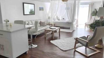 1 habitación, tabla de planchar con plancha, wifi gratis y ropa de cama