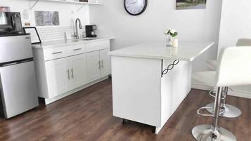 Frigorífico, microondas, cafetera o tetera y hervidor eléctrico