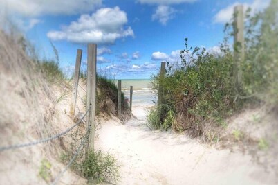 Romantic Couples Getaway Sauna, Hot Tub, Private Beach access, Hiking trails