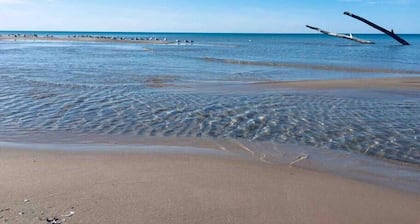 Cozy 2 BDRM Cottage w/private hot tub, on site sauna & gym, private beach access