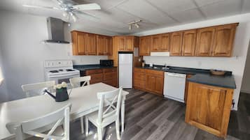 Jääkaappi, mikroaaltouuni, uuni, liesi