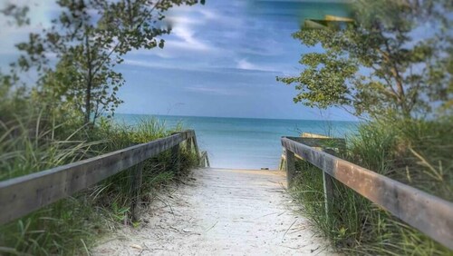 Cozy 2 BDRM Cottage w/private hot tub, sauna, private beach access, fire pit