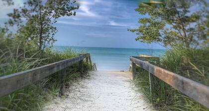 Cozy 2 BDRM Cottage w/private hot tub, sauna, private beach access, fire pit