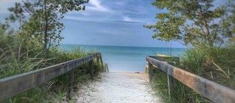 Cozy 2 BDRM Cottage w/private hot tub, sauna, private beach access, fire pit