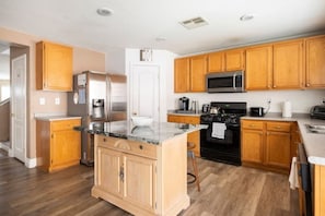 Private kitchen - Spacious Vegas Getaway - 5BR Vegas Home w/ King Size Bed (Las Vegas)