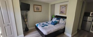 1 habitación, tabla de planchar con plancha, wifi gratis y ropa de cama 