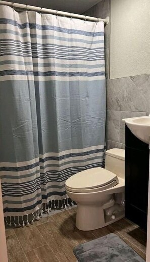 Een douche, een haardroger, handdoeken, zeep