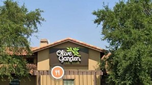 Olive Garden restaurant met een terras.
