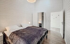 2 bedrooms, travel crib, free WiFi