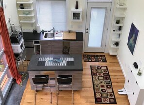 Réfrigérateur, micro-ondes, cafetière/bouilloire, grille-pain