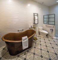 Master King with Bathtub | Badeværelse | Hårtørrer, badekåber, håndklæder