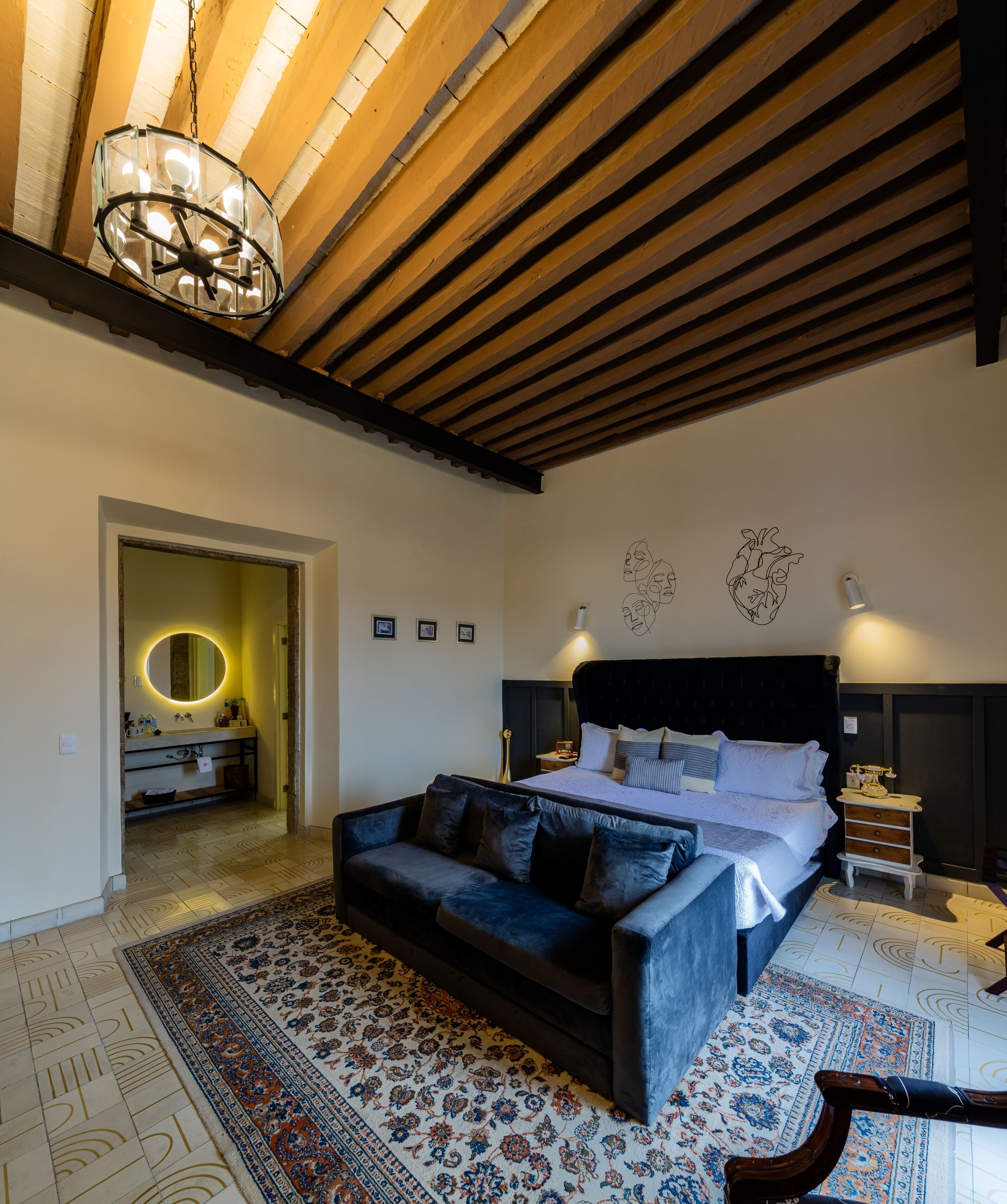 Caja de seguridad en la habitación y decoración personalizada 