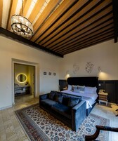 Master Suite King Size Bed and Sofa Bed | Zimmersafe, individuell dekoriert, Schreibtisch, Verdunkelungsvorhänge