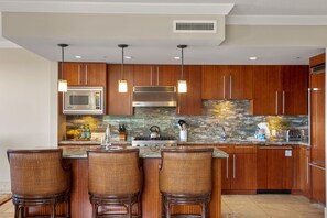 Jääkaappi, mikroaaltouuni, uuni, astianpesukone