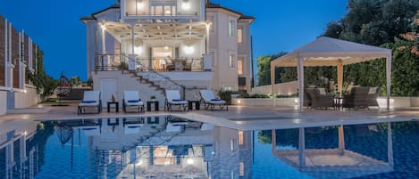 Villa, 5 slaapkamers, balkon, uitzicht op tuin | Zwembad | Een buitenzwembad