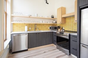 Fridge, microwave, oven, dishwasher - Flat 201 Front and Union (Traverse City)