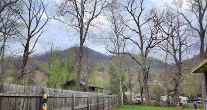 Maggie Valley Creekside Retreat!