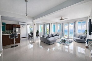 Smart TV, books - Family-sized villa- 5 mins from secluded beach! 10 mins from city centre! (Road Town)