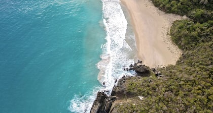 Family-sized villa- 5 mins from secluded beach! 10 mins from city centre!