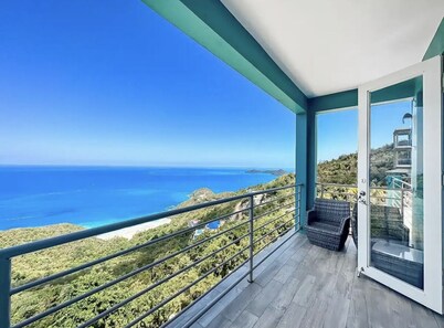 Family-sized villa- 5 mins from secluded beach! 10 mins from city centre!